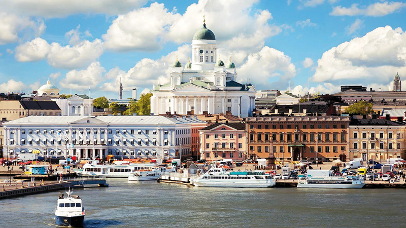 Helsingfors hamn med Senatstorget och domkyrkan i bakgrunden.